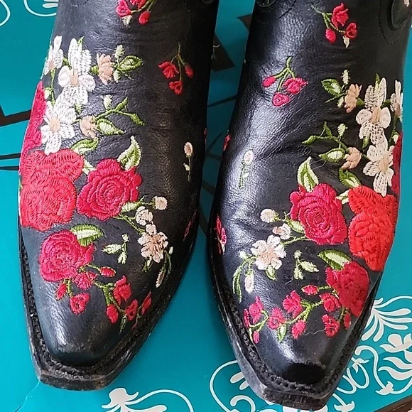 Lane !!Gorgeous!! Red Rose Western Boots, Size 9B
